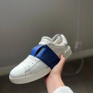 Valentino open laceless - Säljer mina fräscha valentino opens, skick 8,5/10! Storlek 42. Självklart äkta och inga defekter! Byten är intressant