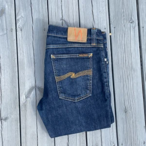 Blå jeans från Nudie Jeans - Säljer dessa feta Nudie jeansen!                       Storlek: W33 L32 | Skick 10/10 | Modell Tight Long John.                                                                Hör av dig vid frågor!