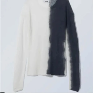 stickad tröja från Weekday - Säljer en stickad tröja från Weekday med tvåfärgat design. Säljer då den inte kommer till användning. Bra skick💕har en liten missfärgning som knappt syns men skriv priv för bild