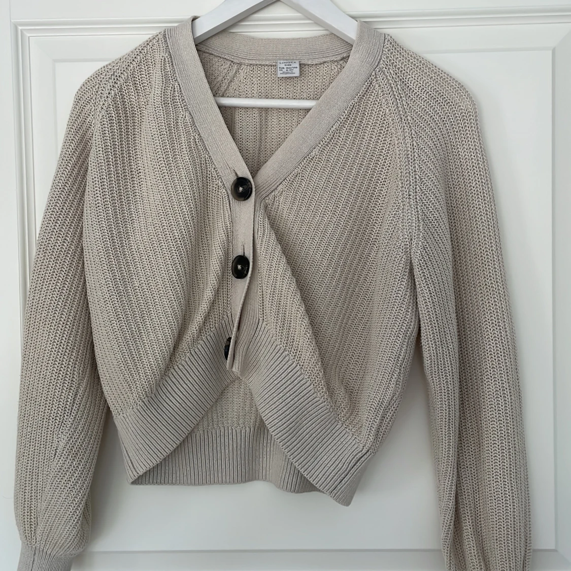 Beige stickad kofta från Lindex