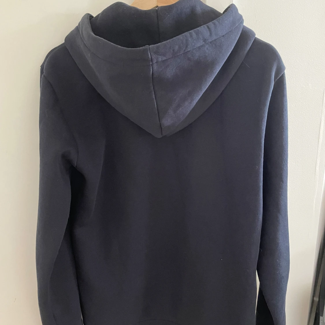 Svart hoodie med dragkedja - 1