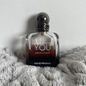 Emporio Armani Stronger With You Absolutely - Emporio Armani Stronger With You Absolutely är en herrparfym i en stilren flaska med en underbar varm doft som är väldigt sofistikerande. Perfekt för höst/vinter.                                                                       Ca 30ml kvar.