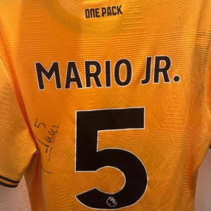 Wolves gul fotbollströja Mario Jr. - Äkta mario lemina tröja. Matchworn och signed, har även kvitto från världens största matchworn seller ”matchwornshirt” kom med prisförlsag. Ni kan även se att den har stains från fotbollsmatchen där lemina satt mål mot newcastle men förlorade 2-1.