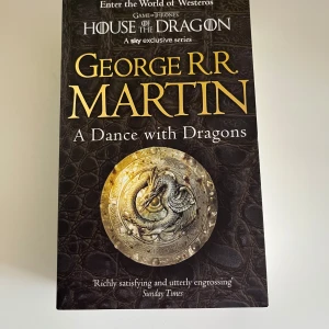 A Dance with Dragons - A Dance with Dragons, engelsk utgåva, är GRRM sista bok (än så länge) av hans bokserie. Den är spännande men rekommenderas läsas av en äldre ungdom då den kan innehålla grova handlingar!