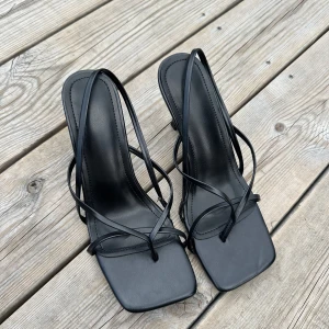 Svarta klackar - Svarta klackar strl 35/36. Medelhöga och aldrig använda🤍