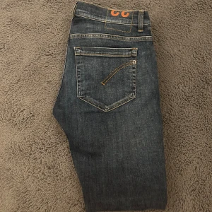 Dondup jeans  - Säljer dessa sjukt snygga dondup George jeansen som är i ett jätte fint skick. Storlek  33. Färg blå. Skick 9/10. Hör av dig vid minsta lilla fundering!