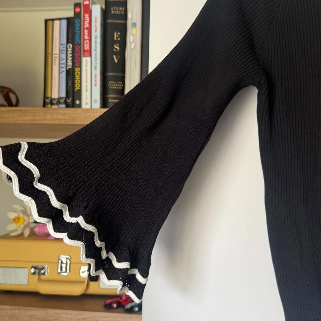 Svart ribbad topp med volang från Chloé - 1