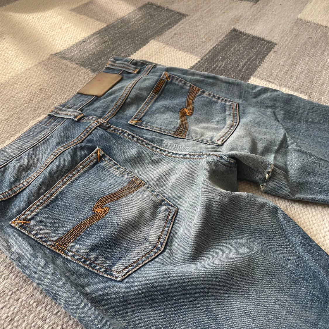 Blåa nudie jeans lean dean 