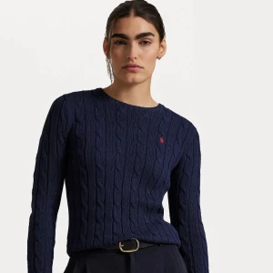 Mörkblå stickad tröja Polo Ralph Lauren - Snygg mörkblå stickad tröja från Polo Ralph Lauren med klassiskt kabelstickat mönster och rosa broderad logga på bröstet. Storleken skulle jag säga passar en xs💞 Nypriset när jag köpte den var 1900 kr! Pris kan absolut diskuteras 🥰