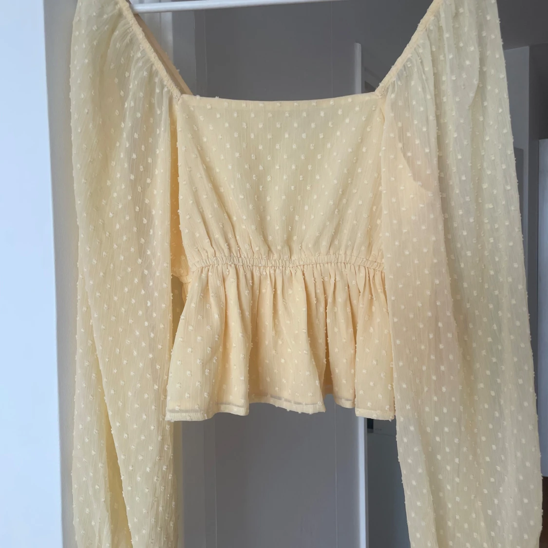 Ljusgul prickig blus från NA-KD