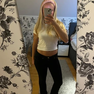 Lågmidajade Jeans från Gina i svart - Jättefina och i super skick 