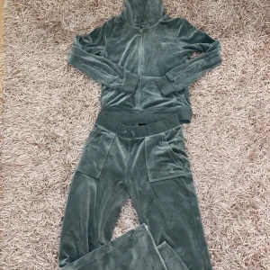 Juicy couture  - Säljer ett par mjukisbyxor från raglady i en snygg grön färg. Köpte för några år sedan för 2600 men kommer inte till användning längre. Lite kortare byxor . Pris kan diskuteras 