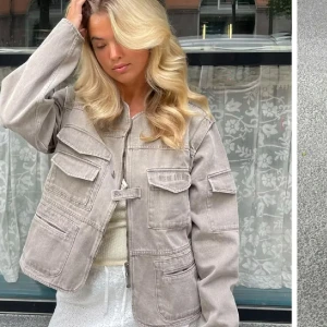 Beige jeansjacka med fickor - Säljer min Djerf avenue jacka då den inte kommer till så mycket användning och hoppas på att nån annan kan ha användning för den. Den är knappt använd och nypris är 2995 kr, säljer min för 1100 kr. Jag har vanligtvis M i kläder och denna är L och sitter superfint på mig. 
