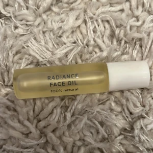 Radiance Face Oil från Balance Me - Radiance Face Oil från Balance Me, 10 ml, vegansk och 100% naturlig ansiktsolja i en smidig glasflaska med vit plastlock och roll-on applikator. Den är helt oanvänd och nypris är 120.