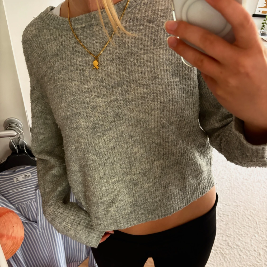 Grå stickad tröja