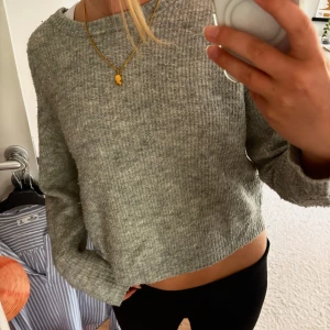Grå stickad tröja - Hejjj säljer nu en skitsnygg grå lite kortare stickad tröja med ribbad struktur och rund hals. Passar jättenajs med typ ett par lågmidjade jeans!! Supermjuk och skön att ha på sig under hösten och vintern☺️💖