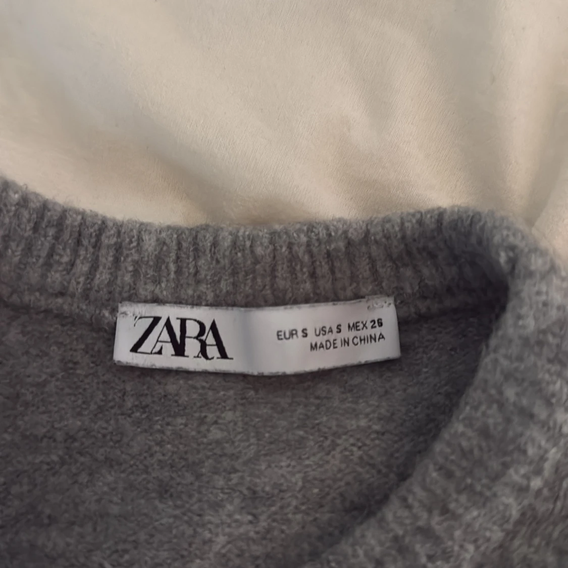 Grå stickad kortärmad tröja från Zara - 3