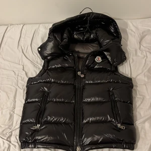 Svart dunväst från Moncler med huva - Snygg moncler väst ställ gärna frågor kan gå ner i pris vid direktköp! 