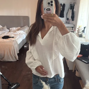 Vit blus - Säljer min fina vita blus som är helt ny utan prislapp. 