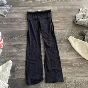 Svarta wide byxor från Gina Tricot - Svarta mjuka byxor från Gina Tricot i storlek 158/164. De har en bred, hög midja och ett skönt, stretchigt material i bomull. Byxorna har ett wide ben och passar perfekt om du gillar en chill och avslappnad stil.