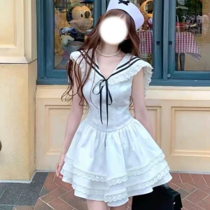 Vit sjömansklänning med svarta detaljer  - Helt ny med tags. Står storlek 2 men uppskattar att den passar S. Kanske mindre för en oversized look. Mått kan tas om du är osäker! Banden har fransat sig lite (se bild).   Rökfritt hem men har katter