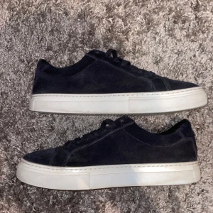 Vagabond 2.0 - Snygga & Bekväma skor i Toppklass - ✨ Upptäck Vagabond 2.0 – Skon som gör allt rätt! ✨ Ge dina fötter stil och komfort på samma gång. Vagabond 2.0 är designad för dig som vill synas, men samtidigt gå hela dagen utan ont i fötterna. Slitstark sula, minimalistisk look och en passform som känns som gjord för just dig. Missa inte chansen att äga ett par skor som tar din vardagsstil till nästa nivå! Prata med ägare innan köp!