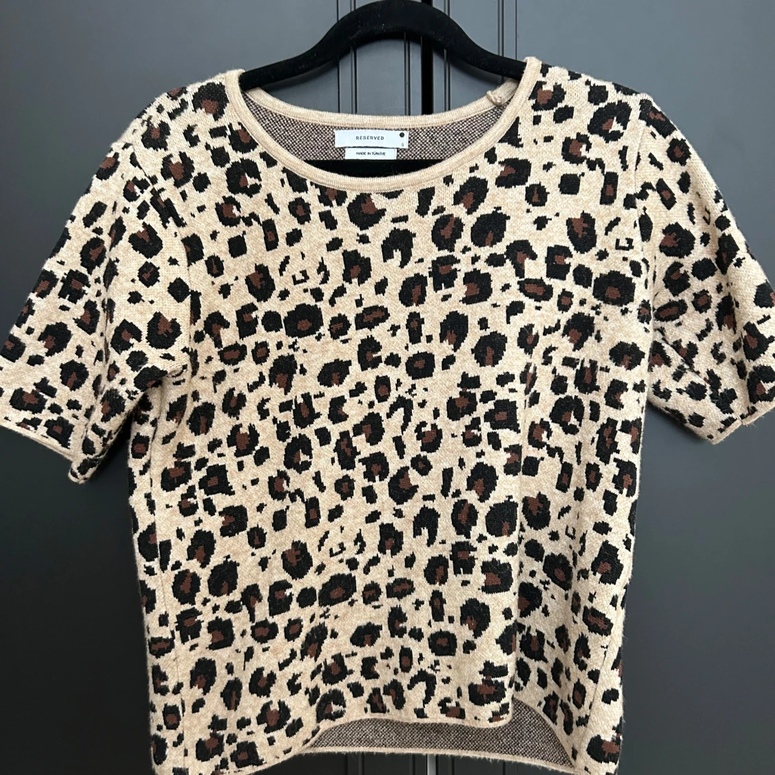 Leopardmönstrad topp från Reserved - 2