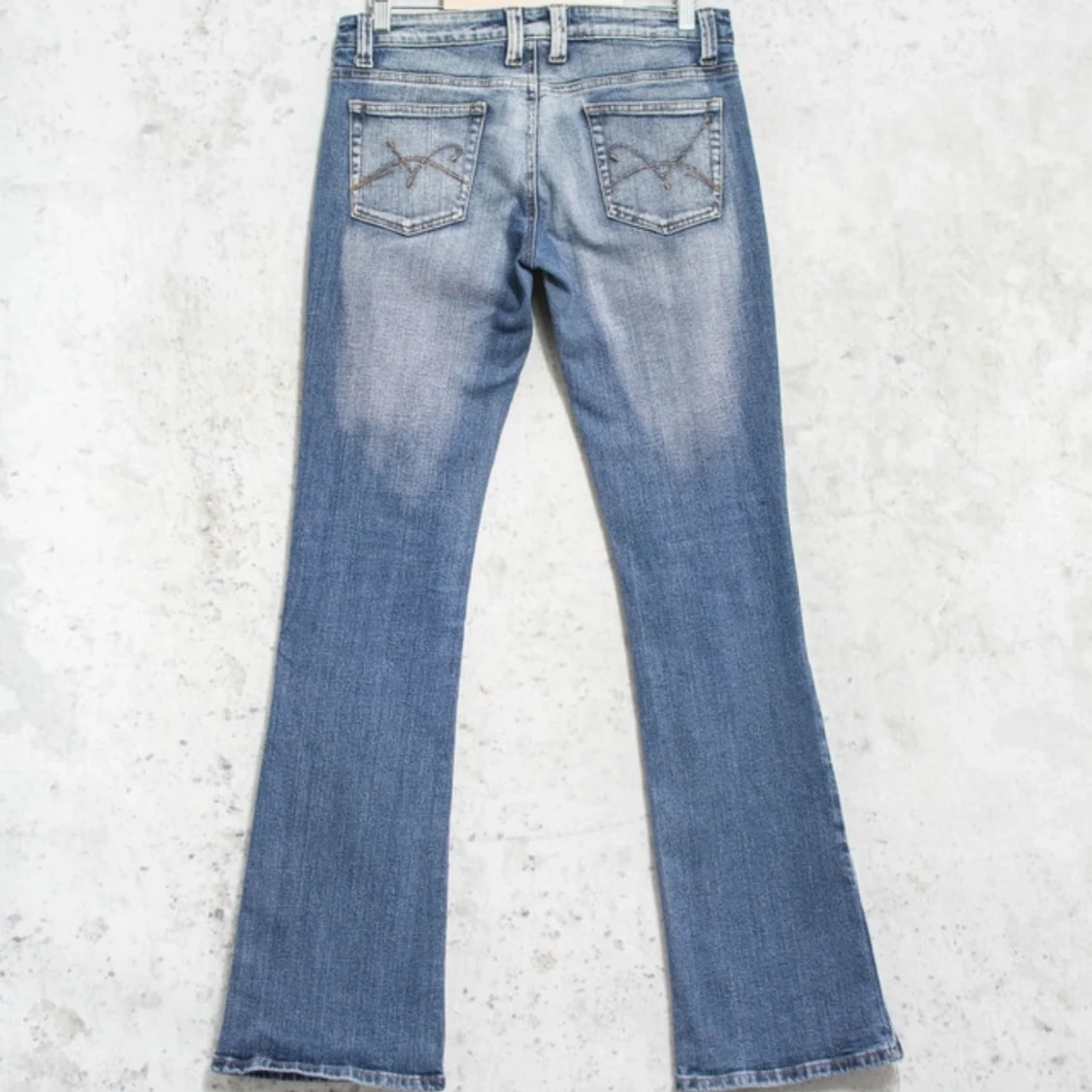 Lågmidjade slitna jeans - 2