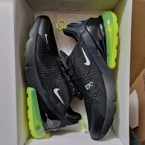 Oanvända Nike Air Max 270 EU44.5  - Helt nya i original låda. Kvitto finns.  Ord.pris ca 1900 kr. Mitt sista pris 1600 kr. Denna färgkombo är slutsåld överallt och svår att få tag på. Skickas spårbart och försäkrat. OBS! Inte intresserad av byten 