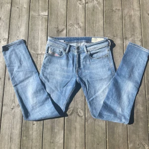 Ljusblå Diesel Jeans - Säljer ett par autentiska Diesel jeans i ljusblå tvätt. Modellen har klassisk femficksdesign och stretchigt material. Jeansens läderpatch med Diesel-logga syns baktill. Perfekt för dig som gillar en modern look. Om ni har några frågor så hör av er!😁