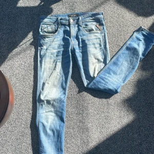 Ljusblåa replay anbass - Säljer dessa skit snygga replay jeansen med slitningar. Perfekt inför skolstarten. Dem har blivit använda med finns inga skavanker eller skador på plagget. Skick 8/10