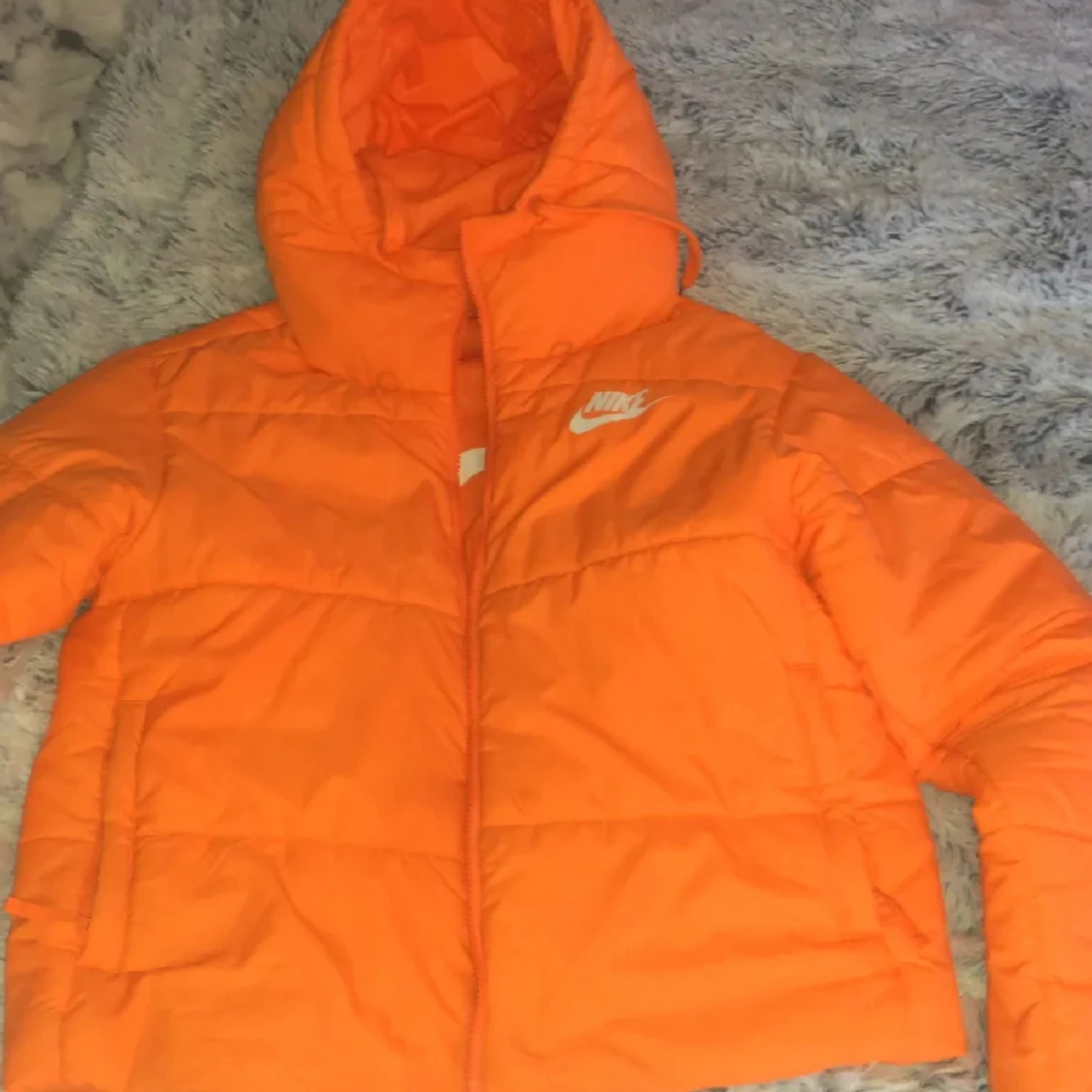 Orange pufferjacka från Nike