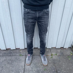 Nudie jeans  - Nudie jeans - Modell: Skinny Lin - Storlek: W29/L30 - skick: 8/10(slitna lägst ner, se bild 3) - Nypris runt 2000kr