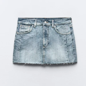 Jeanskjol - Säljer denna snygga kjolen från zara, då den är för stor för mig så den har tyvärr inte kommit till användning, storlek S och oanvänd så därav i väldigt fint skick💕