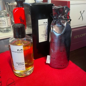 Cedrat Boise Eau de Parfum från Mancera - Cedrat Boise från Mancera är en lyxig parfym i en genomskinlig glasflaska med svart lock. Flaskan rymmer 120 ml och kommer med en elegant svart kartong och en metallic silverpåse med dragsko. Doften är fräsch och citrusaktig.