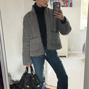 Trendig jacka från Zara - Hej!!🤗 Säljer en trendig och jättefin grå quiltad jacka från Zara med hög krage och dragkedja framtill. Skulle säga att den passar mellan xs-m. Pris kan diskuteras! Nypris: 859 kr💗