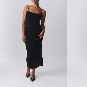 Soft touch klänning - Säljer en svart långklänning då jag tycker den är är lite kort på mig (är 173cm). Den är väldigt mjuk och skön mot kroppen och passar jättefint på precis alla!!💕