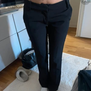 Svarta kostymbyxor - Säljer svarta kostymbyxor från bik bok. 