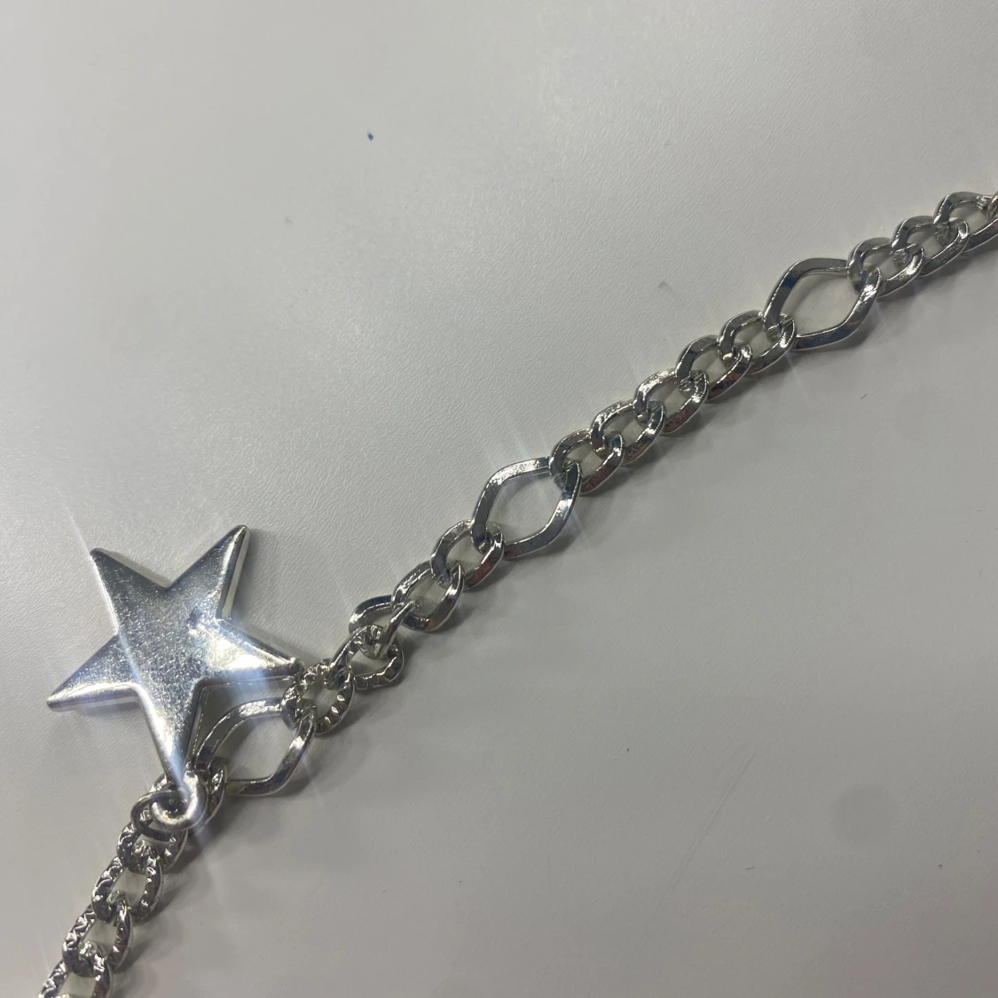 Silverfärgat armband med stjärnhänge - 2