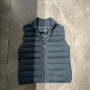 Falconeri väst - Säljer nu den här riktigt snygga falconeri västen i en blå färg! Den är i väldigt bra skick och är reversibel så ena sidan är 100% Kashmir och andra dun. Nypris är ca 3500kr och mitt pris är 999kr. Hör av er vid minsta fråga/fundering👌