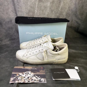 Philippe model psxr sneaker - Mycket fint skick, använda en gång | Size 43 | Box dustbags, tags och Philippe model kort medföljer | fraktar spårbart inom 24 timmar med PostNord eller instabox