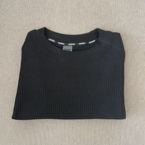 Croppad Tröja  - Croppad tröja från STRONGER.  Funkar till träning och vardag. Nypris 599kr.  Köparen står för frakten.  Pris kan diskuteras vid snabb affär.