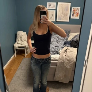 Blåa bootcut jeans  - Säljer ett par jätte snygga blpa bootcut jeans då dem tyvärr inte riktigt passade mig. Bilderna är från förra ägaren och pris kan diskuteras 💕