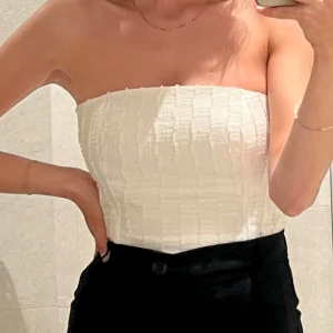 Bandeau topp - Crémefärgad bandeau topp från & Other stories. Jättesnygg på men har tröttnat på den lite. Har lite nopper men går enkelt att åtgärda.