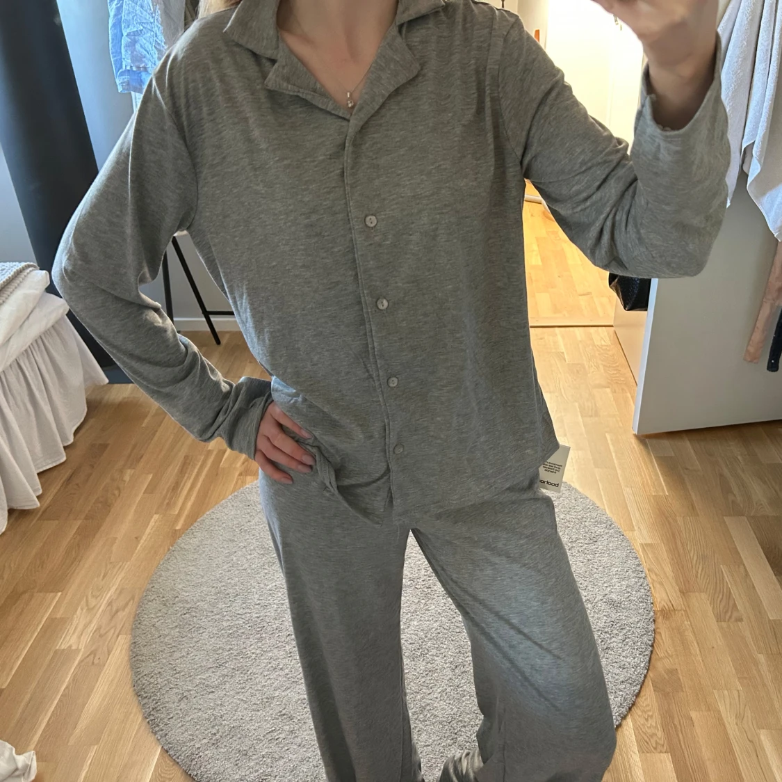 Ljusgrå långärmad pyjamas (tall)