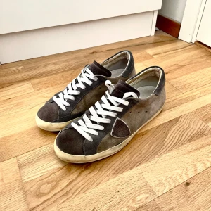 Philippe model  - Säljer ett par sköna Philippe model skor i mocka de är perfekta för dig som vill ha feta skor inför sommaren och glöm inte (sjukt bra pris 🤑)