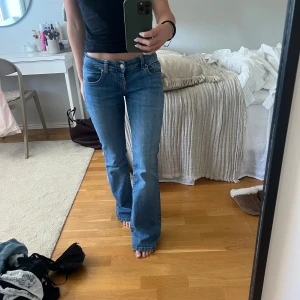 Low waist bootcut jeans  - Så fina lågmidjade bootcut jeans! Modellen ROXY från LTB i storlek W25 L30  Innebenslängd: ca 76 cm Midjemått tvärs över: ca 33 cm. Tyvärr lite slitningar längst ner men inget man tänker på när man har på dem!