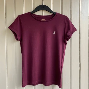 Ralph Lauren t-shirt tjej - En mycket fin t-shirt från Ralph Lauren. Måtten är ca 55cm i längd och 40 i axelbredd. Tveka inte på att skriva om du har några frågor. Priset kan diskuteras!💬💬
