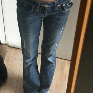 True Religion jeans - (Smutsig spegel) Så snygga lågmidjade True religions les bootcut! Midjemått: 36cm Innerbenslängd: 77cm💕 Använd gärna PostNord, går snabbare för mig att posta!💫