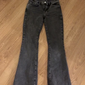 Gråa bootcut jeans från Ginatricot - Säljer ett par gråa bootcut jeans från Gina tricot. Jeansen är grå och är low waisted och bootcut. De är använda en gång så jag upplevde de för tajta på mig. De är i storlek 32. Jag har vanligtvis 34 så det var därför. De har inga fläckar eller hål.